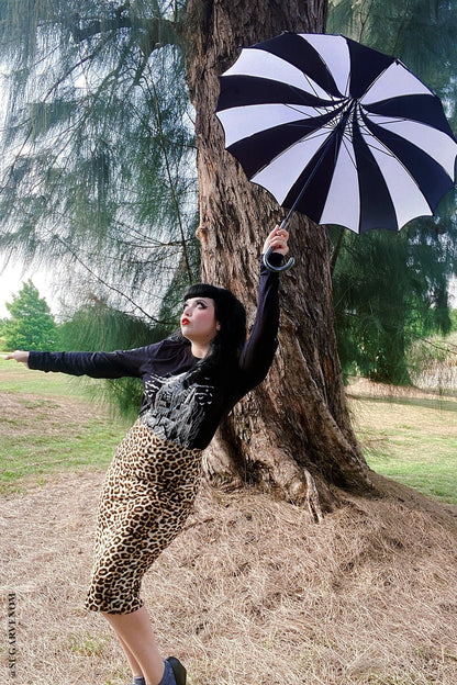 Batwing Pagoda Umbrella [BLACK/WHITE STRIPED]