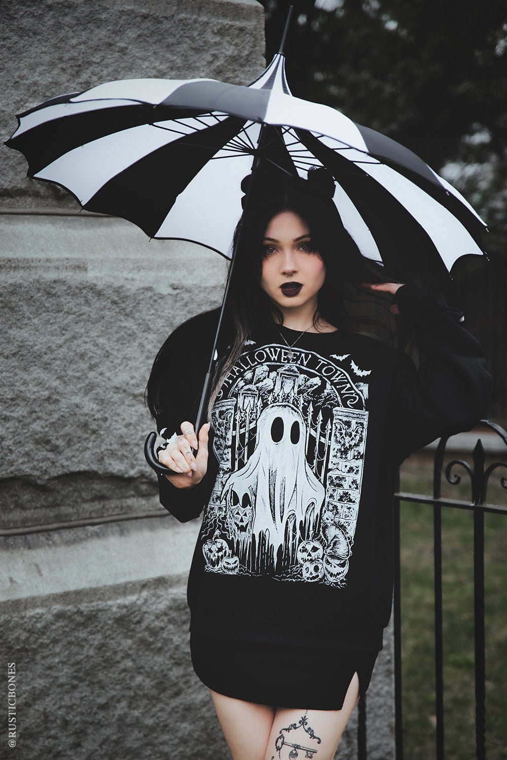 Batwing Pagoda Umbrella [BLACK/WHITE STRIPED]