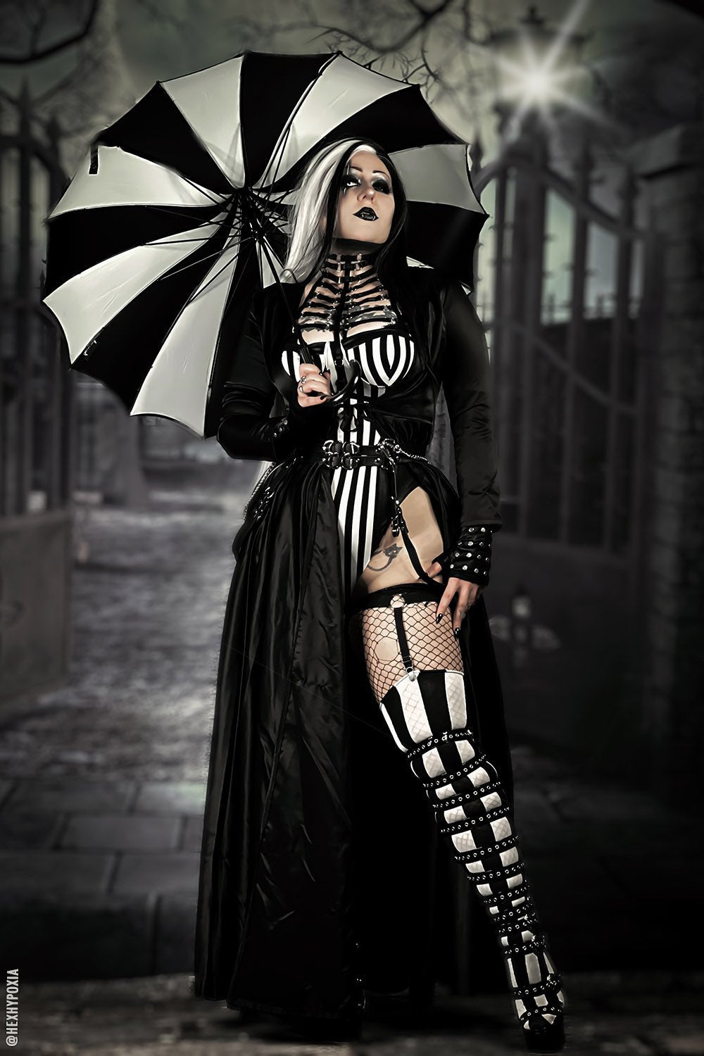 Batwing Pagoda Umbrella [BLACK/WHITE STRIPED]